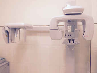 Veraviewepocs 3D R100 ,  трехмерный стоматологический компьютерный томограф третьего поколения с возможностью панорамной диагностики с цефалостатом. J.Morita